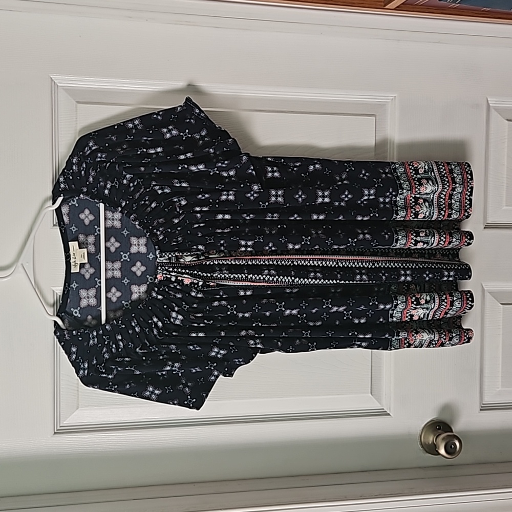 Multi colored womens short sleeved  top sizes 3x but fits more like 2x.